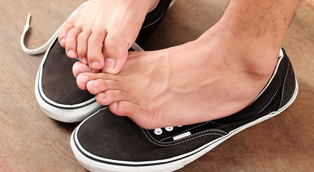 6 kiểu đi giày cực hại cho chân cần bỏ ngay - Ảnh 3.