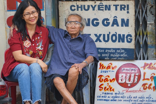 Xót xa những ngày khó khăn của người nghệ sĩ vẽ biển hiệu bằng tay cuối cùng ở Sài Gòn - Ảnh 6.