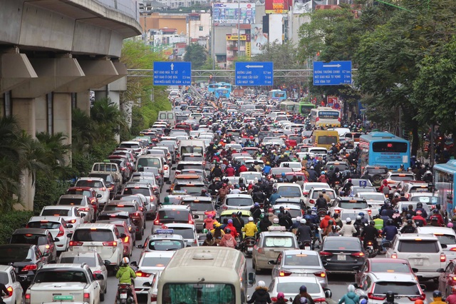 Học sinh trở lại trường, đường Hà Nội ùn tắc kéo dài - Ảnh 3.