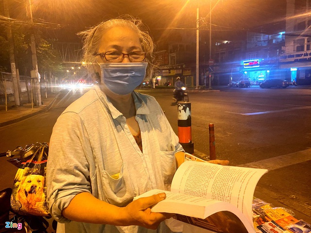 B&agrave; cụ b&aacute;n s&aacute;ch cũ xuy&ecirc;n đ&ecirc;m ở ng&atilde; tư Bảy Hiền tại TP.HCM - Ảnh 1.