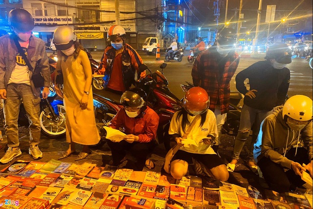 B&agrave; cụ b&aacute;n s&aacute;ch cũ xuy&ecirc;n đ&ecirc;m ở ng&atilde; tư Bảy Hiền tại TP.HCM - Ảnh 2.