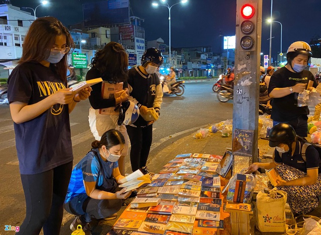 B&agrave; cụ b&aacute;n s&aacute;ch cũ xuy&ecirc;n đ&ecirc;m ở ng&atilde; tư Bảy Hiền tại TP.HCM - Ảnh 3.