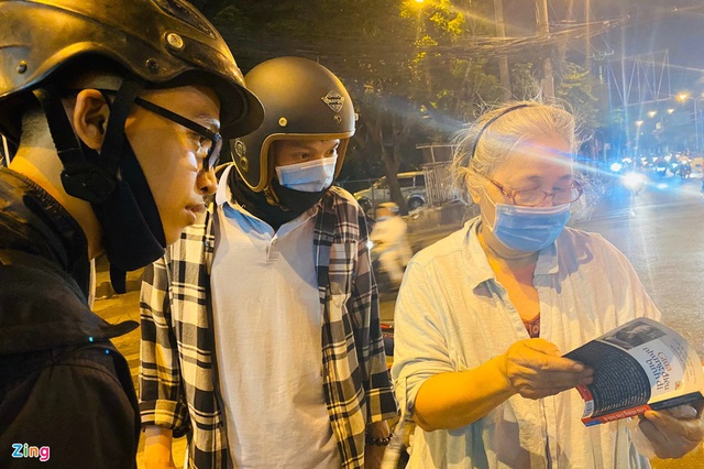 B&agrave; cụ b&aacute;n s&aacute;ch cũ xuy&ecirc;n đ&ecirc;m ở ng&atilde; tư Bảy Hiền tại TP.HCM - Ảnh 4.