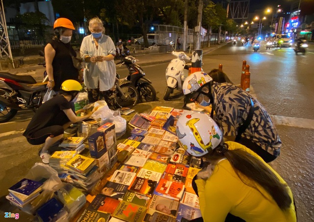 B&agrave; cụ b&aacute;n s&aacute;ch cũ xuy&ecirc;n đ&ecirc;m ở ng&atilde; tư Bảy Hiền tại TP.HCM - Ảnh 5.