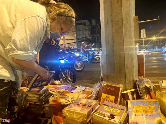 B&agrave; cụ b&aacute;n s&aacute;ch cũ xuy&ecirc;n đ&ecirc;m ở ng&atilde; tư Bảy Hiền tại TP.HCM - Ảnh 6.