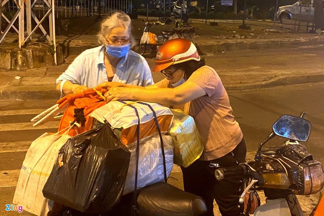 B&agrave; cụ b&aacute;n s&aacute;ch cũ xuy&ecirc;n đ&ecirc;m ở ng&atilde; tư Bảy Hiền tại TP.HCM - Ảnh 7.