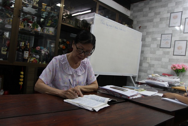 Lớp học miễn phí của bà giáo về hưu ở Đà Nẵng - Ảnh 2.