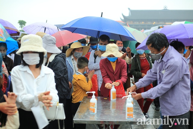 Mặc trời mưa, hàng vạn người đổ xô về chùa Tam Chúc du xuân lễ bái, ban quản lý buộc phải dừng bán vé vì quá tải - Ảnh 13.