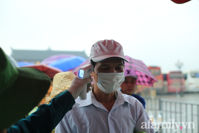 Mặc trời mưa, hàng vạn người đổ xô về chùa Tam Chúc du xuân lễ bái, ban quản lý buộc phải dừng bán vé vì quá tải - Ảnh 14.