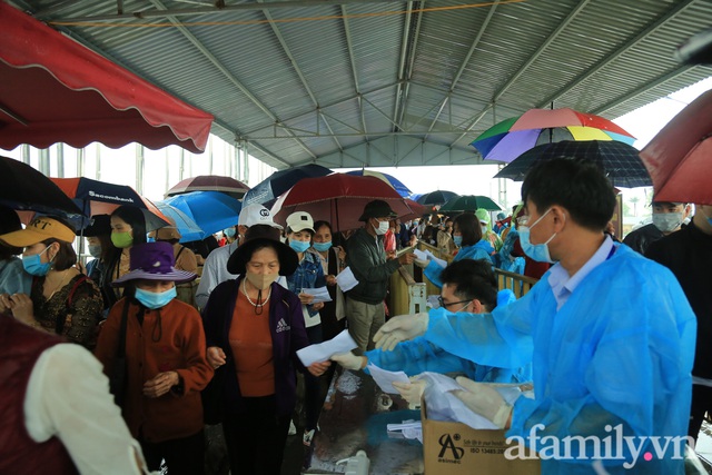 Mặc trời mưa, hàng vạn người đổ xô về chùa Tam Chúc du xuân lễ bái, ban quản lý buộc phải dừng bán vé vì quá tải - Ảnh 15.