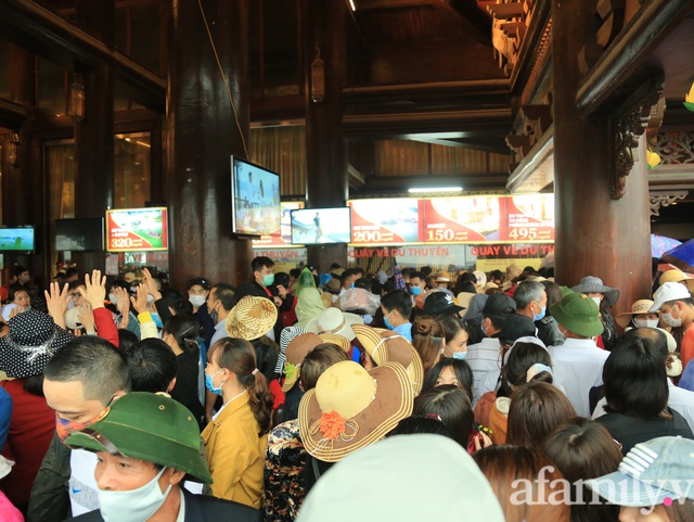 Mặc trời mưa, hàng vạn người đổ xô về chùa Tam Chúc du xuân lễ bái, ban quản lý buộc phải dừng bán vé vì quá tải - Ảnh 17.