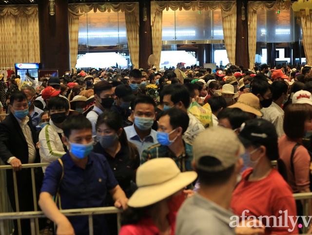 Mặc trời mưa, hàng vạn người đổ xô về chùa Tam Chúc du xuân lễ bái, ban quản lý buộc phải dừng bán vé vì quá tải - Ảnh 19.