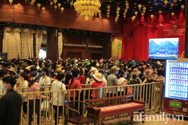 Mặc trời mưa, hàng vạn người đổ xô về chùa Tam Chúc du xuân lễ bái, ban quản lý buộc phải dừng bán vé vì quá tải - Ảnh 20.