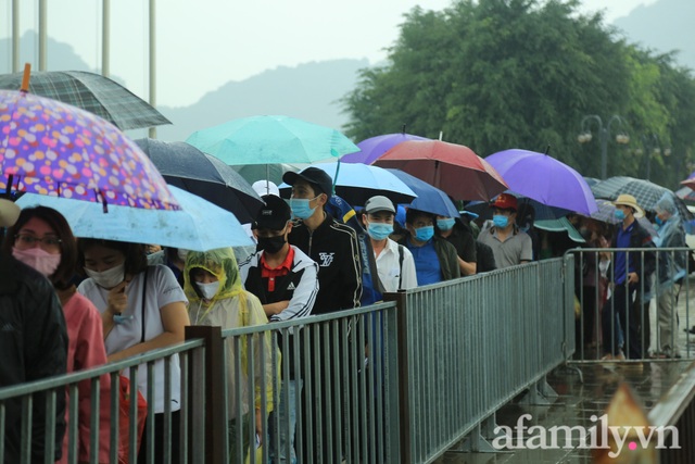 Mặc trời mưa, hàng vạn người đổ xô về chùa Tam Chúc du xuân lễ bái, ban quản lý buộc phải dừng bán vé vì quá tải - Ảnh 5.