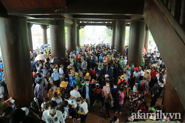 Mặc trời mưa, hàng vạn người đổ xô về chùa Tam Chúc du xuân lễ bái, ban quản lý buộc phải dừng bán vé vì quá tải - Ảnh 23.