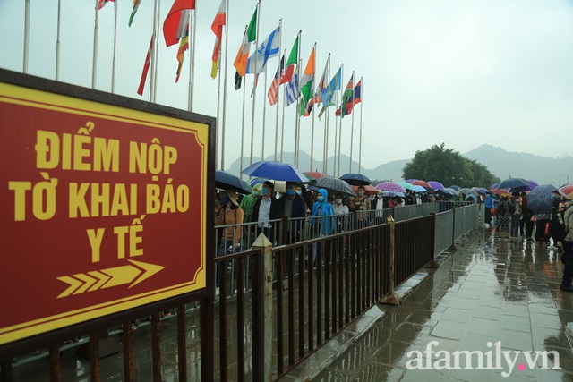 Mặc trời mưa, hàng vạn người đổ xô về chùa Tam Chúc du xuân lễ bái, ban quản lý buộc phải dừng bán vé vì quá tải - Ảnh 6.
