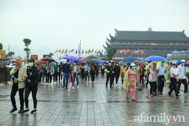 Mặc trời mưa, hàng vạn người đổ xô về chùa Tam Chúc du xuân lễ bái, ban quản lý buộc phải dừng bán vé vì quá tải - Ảnh 7.