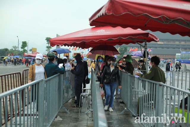 Mặc trời mưa, hàng vạn người đổ xô về chùa Tam Chúc du xuân lễ bái, ban quản lý buộc phải dừng bán vé vì quá tải - Ảnh 8.
