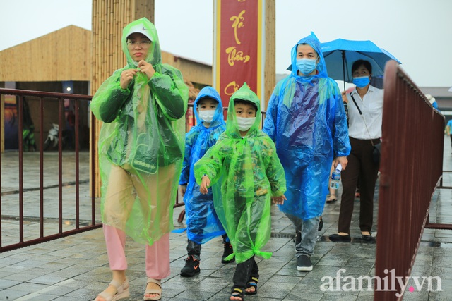 Mặc trời mưa, hàng vạn người đổ xô về chùa Tam Chúc du xuân lễ bái, ban quản lý buộc phải dừng bán vé vì quá tải - Ảnh 9.