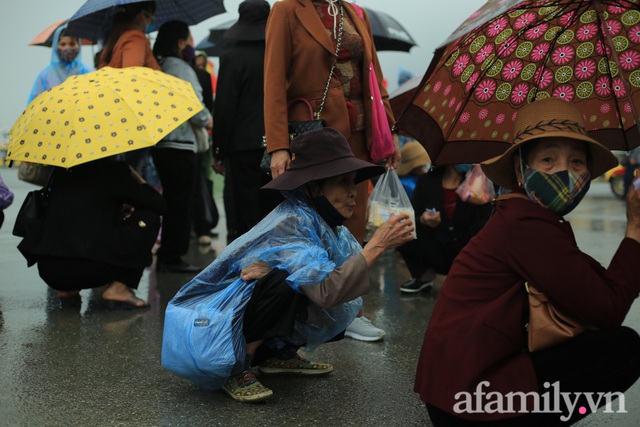 Mặc trời mưa, hàng vạn người đổ xô về chùa Tam Chúc du xuân lễ bái, ban quản lý buộc phải dừng bán vé vì quá tải - Ảnh 11.