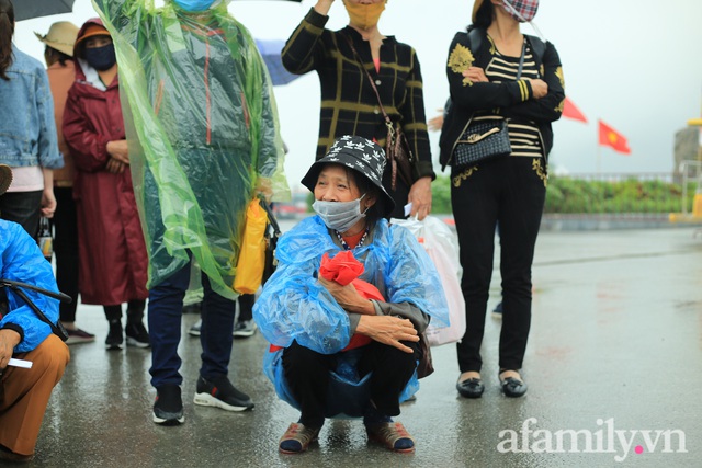 Mặc trời mưa, hàng vạn người đổ xô về chùa Tam Chúc du xuân lễ bái, ban quản lý buộc phải dừng bán vé vì quá tải - Ảnh 12.