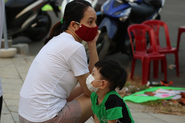 Tuổi thơ của trẻ em Sài Gòn với cánh đồng diều lộng gió - Ảnh 10.