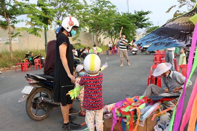 Tuổi thơ của trẻ em Sài Gòn với cánh đồng diều lộng gió - Ảnh 3.