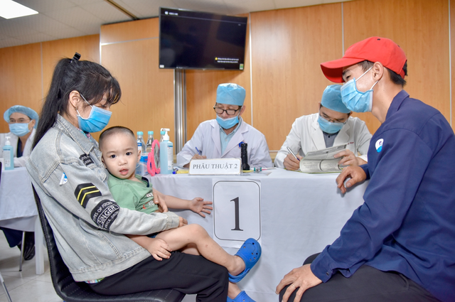 Phẫu thuật nhân đạo cho 70 trẻ bị dị tật bẩm sinh khe hở môi - vòm miệng - Ảnh 1.