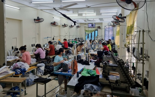 Đột kích xưởng may chỉ sản xuất ‘hàng hiệu’ nổi tiếng thế giới ở Hưng Yên - Ảnh 2.