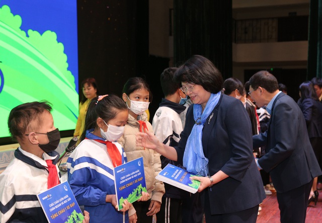 Quỹ Bảo trợ trẻ em Việt Nam và Bảo Việt Nhân thọ trao quà tặng cho trẻ em hiếu học có hoàn cảnh khó khăn tại Bắc Giang - Ảnh 1.