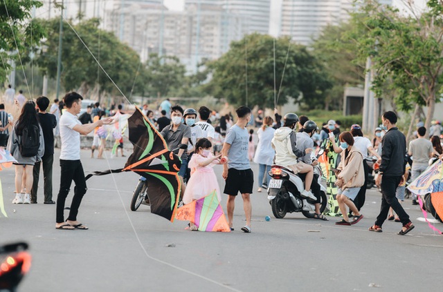 TP.HCM: Nhiều người đi đường liên tục bị dây diều cứa vào cổ, bị thương - Ảnh 1.