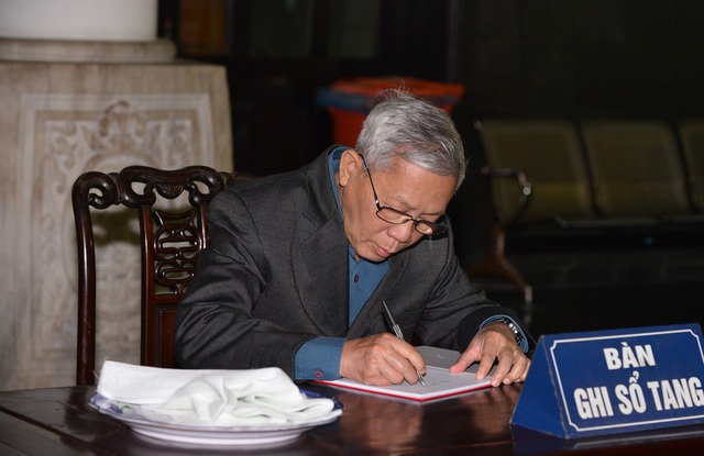 Thủ tướng Nguyễn Xuân Phúc và Phó thủ tướng Vũ Đức Đam gửi vòng hoa viếng Tướng về hưu Nguyễn Huy Thiệp - Ảnh 10.
