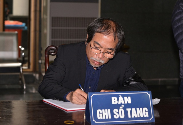 Nhà thơ Hữu Thỉnh, nhà văn Bảo Ninh tiễn biệt lần cuối Tướng về hưu Nguyễn Huy Thiệp  - Ảnh 4.