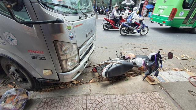 TP.HCM: Đang đứng mua bánh mì, cô gái trẻ bị xe tải lao vào tông nhập viện - Ảnh 1.