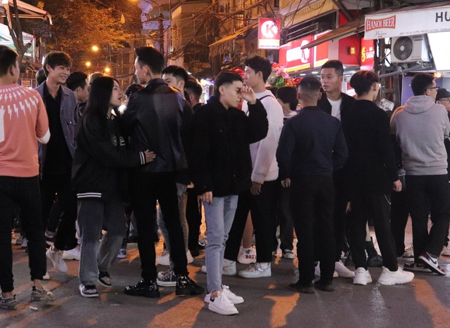 Hà Nội: Chen nhau khai báo y tế để vào quán bar, karaoke trong ngày đầu tiên mở cửa trở lại - Ảnh 6.