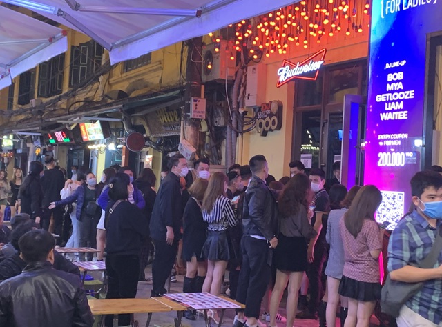 Hà Nội: Chen nhau khai báo y tế để vào quán bar, karaoke trong ngày đầu tiên mở cửa trở lại - Ảnh 11.