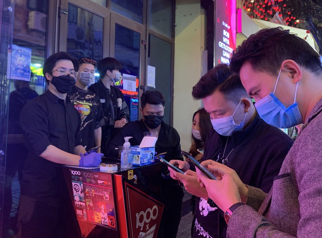 Hà Nội: Chen nhau khai báo y tế để vào quán bar, karaoke trong ngày đầu tiên mở cửa trở lại - Ảnh 8.