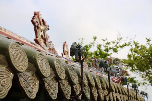 Ảnh: Cận cảnh cầu ngói hàng trăm năm tuổi ở Thừa Thiên - Huế sau thời gian tu bổ - Ảnh 5.