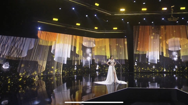 Màn hất váy gợi nhớ H’Hen Niê của Ngọc Thảo đêm bán kết Miss Grand International 2020 - Ảnh 1.