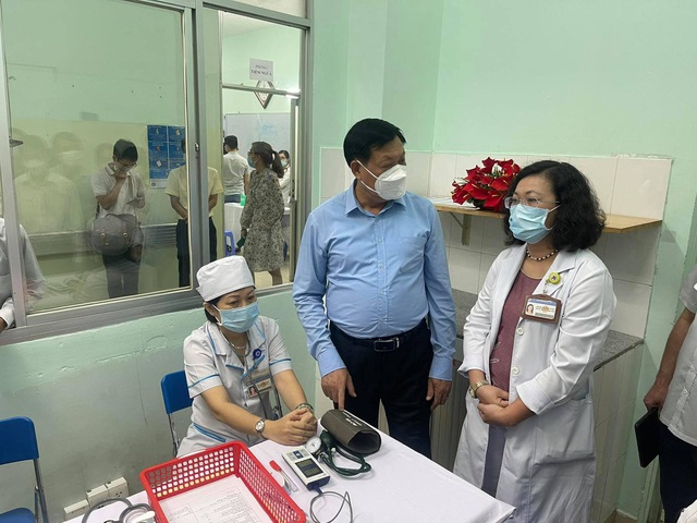 Thứ trưởng Đỗ Xuân Tuyên kiểm tra công tác phòng, chống dịch và triển khai tiêm vaccine tại TP.HCM - Ảnh 1.
