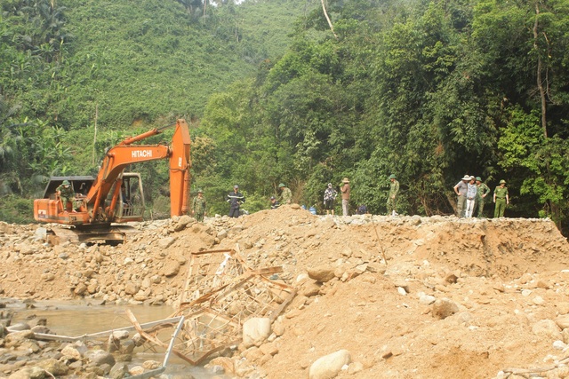 Cứu hộ ở Rào Trăng 3: Điều thêm máy múc cỡ lớn, tập trung tìm kiếm tại khu vực bãi bồi của sông Rào Trăng - Ảnh 6.