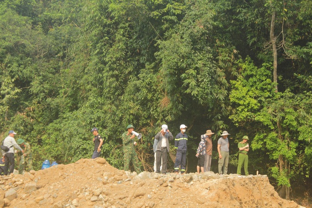 Cứu hộ ở Rào Trăng 3: Điều thêm máy múc cỡ lớn, tập trung tìm kiếm tại khu vực bãi bồi của sông Rào Trăng - Ảnh 8.