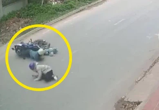 2 vợ chồng cùng con nhỏ đèo nhau trên xe máy bỗng ngã văng xuống đường, vệt đỏ trên cổ hé lộ nguyên nhân hãi hùng - Ảnh 1.