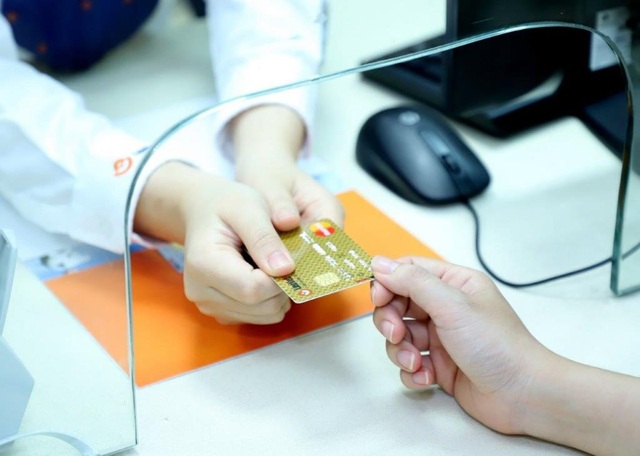 Mở thẻ tín dụng, người tiêu dùng nhận ngay 150.000 đồng - Ảnh 1.