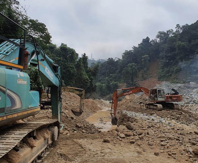 Nắn dòng sông Rào Trăng, đẩy nhanh công tác tìm kiếm nạn nhân mất tích - Ảnh 2.