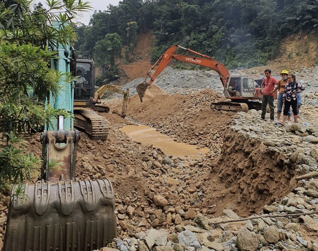 Những hình ảnh mới nhất tại hiện trường tìm kiếm nạn nhân mất tích ở Rào Trăng 3  - Ảnh 10.