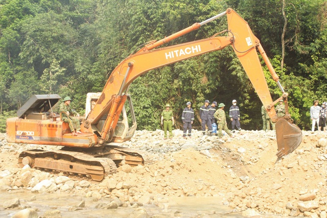 Những hình ảnh mới nhất tại hiện trường tìm kiếm nạn nhân mất tích ở Rào Trăng 3  - Ảnh 8.