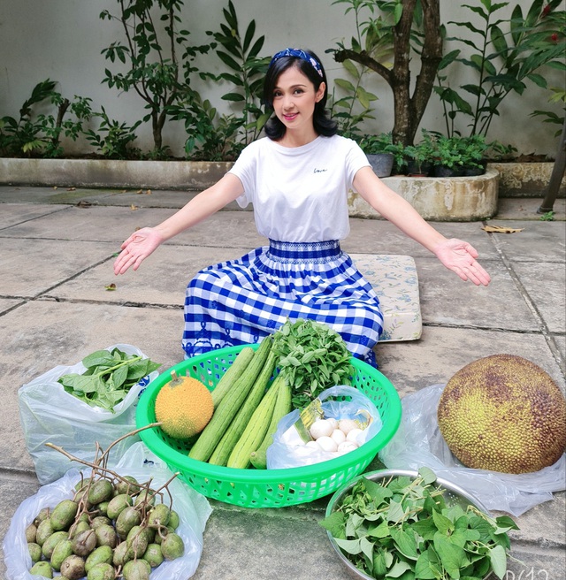 Người đẹp Tây Đô Việt Trinh khoe khu vườn toàn trái cây đặc sản, không thiếu món gì - Ảnh 2.
