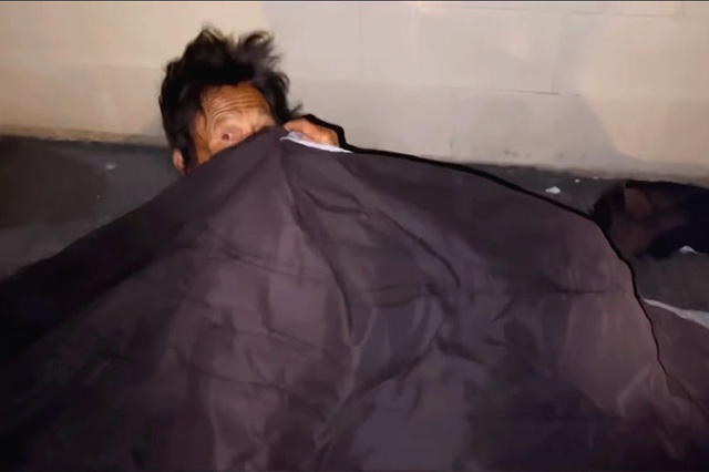 Thúy Nga khóc nghẹn khi thấy ca sĩ Kim Ngân ngủ bụi ở khu giặt ủi - Ảnh 3.