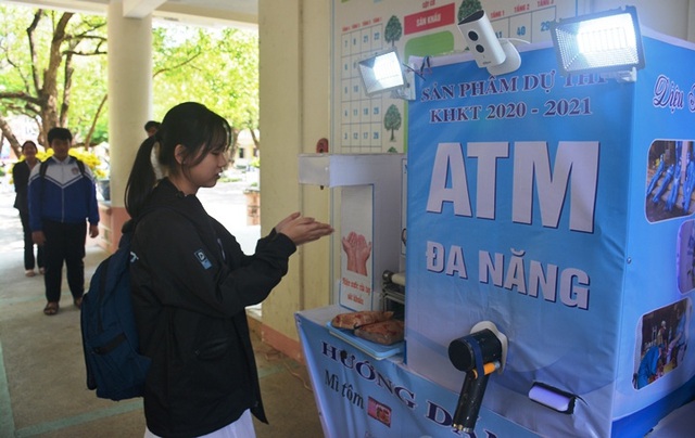Bộ trưởng GD-ĐT tặng bằng khen cho nữ sinh chế tạo ATM ‘4 trong 1’ - Ảnh 2.